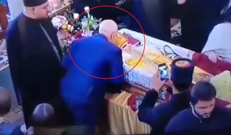 U shfaq duke puthur klerikun antishqiptar që humbi jetën nga Covid-19, vjen lajmi i keq për poetin serb