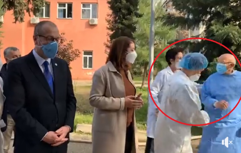 VIDEO/ Mjeku ndalohet të shkoj tu jap ndihmë pacientëve, mbahet “peng” në oborr se ka ardh mysafir ministrja dhe zyrtari OBSH VIDEO/ Mjeku ndalohet të shkoj tu jap ndihmë pacientëve, mbahet “peng” në oborr se ka ardh mysafir ministrja dhe zyrtari OBSH