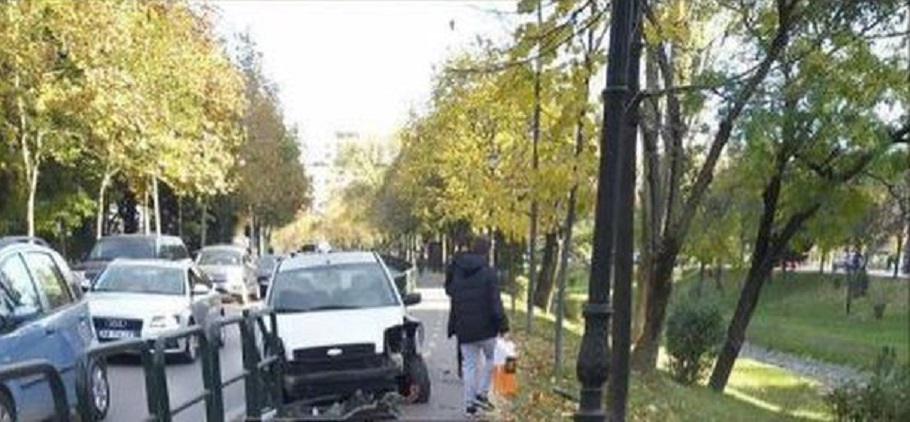 FOTO/ Makina del nga rruga dhe përplaset me hekrat buzë Lanës