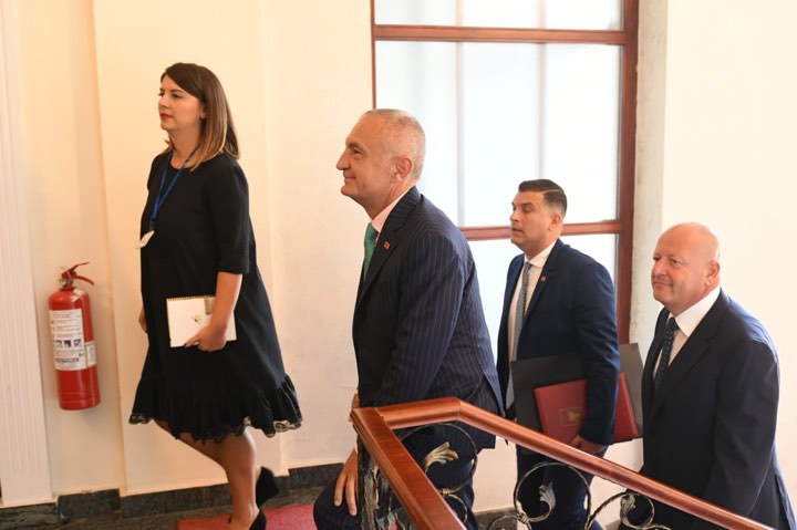 Zbulohet arsyeja pse Meta largoi Bahri Shaqirin nga presidenca dhe problemet me LSI e Kryemadhit Zbulohet arsyeja pse Meta largoi Bahri Shaqirin nga presidenca dhe problemet me LSI e Kryemadhit