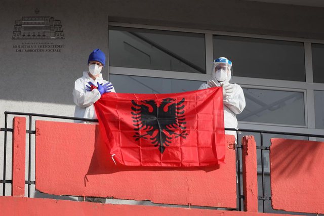 Festa e 28 nëntorit, mjekët e infektivit bëjnë gjestin prekës Festa e 28 nëntorit, mjekët e infektivit bëjnë gjestin prekës