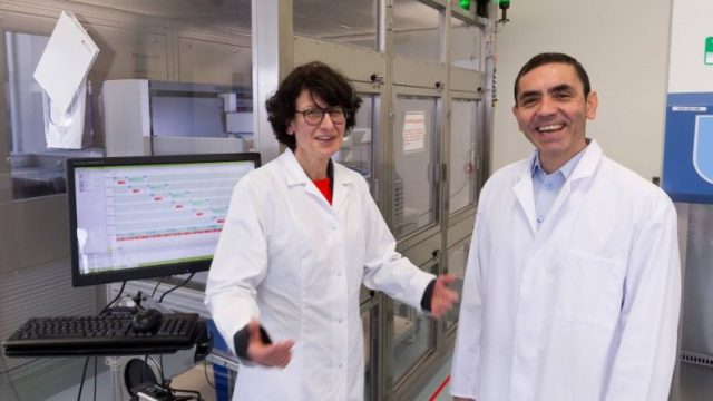 Rrëfimi për çiftin që zbuloi vaksinën 90% efektive ndaj koronavirusi: Punë në laborator edhe ditën e dasmës Rrëfimi për çiftin që zbuloi vaksinën 90% efektive ndaj koronavirusi: Punë në laborator edhe ditën e dasmës