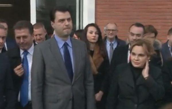 Ministrja i nxjerr bojën opozitës: Ju nuk keni identitet! Për çfarë i’u duhet maska kur keni fytyrën maskë Ministrja i nxjerr bojën opozitës: Ju nuk keni identitet! Për çfarë i’u duhet maska kur keni fytyrën maskë