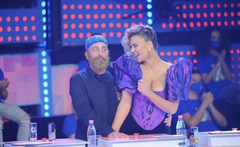 VIDEO/ Rezart Velshnja puth në buzë Kejvina Kthellën, ajo ja kthen me shpullë VIDEO/ Rezart Velshnja puth në buzë Kejvina Kthellën, ajo ja kthen me shpullë