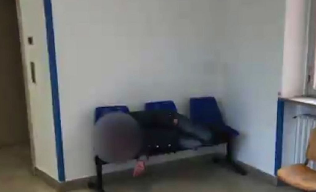 Spitali i Romës në kolaps nga Covid-19. Pacientët: Kemi qëndruar korridoreve, 12 ditë pa ndihme Spitali i Romës në kolaps nga Covid-19. Pacientët: Kemi qëndruar korridoreve, 12 ditë pa ndihme