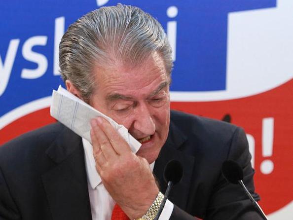 Kulmi i paftyrësisë nga “patrioti” Berisha kur i përgjigjet Ramës: Shitësi i Kosovës dhe i detit, ja pse e votova raportin e Dick Marty! O mos të qeshtë buza, tradhtar i kombit e argat i Beogradit Kulmi i paftyrësisë nga “patrioti” Berisha kur i përgjigjet Ramës: Shitësi i Kosovës dhe i detit, ja pse e votova raportin e Dick Marty! O mos të qeshtë buza, tradhtar i kombit e argat i Beogradit