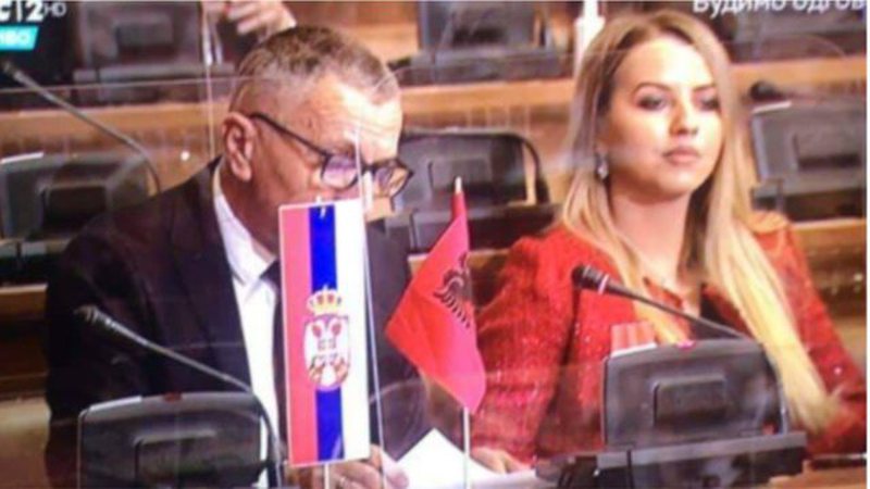VIDEO/ Vendosi flamurin shqiptar në mes të parlamentit serb, ja çfarë i ndodhi deputetit shqiptar në rrugë nga serbët