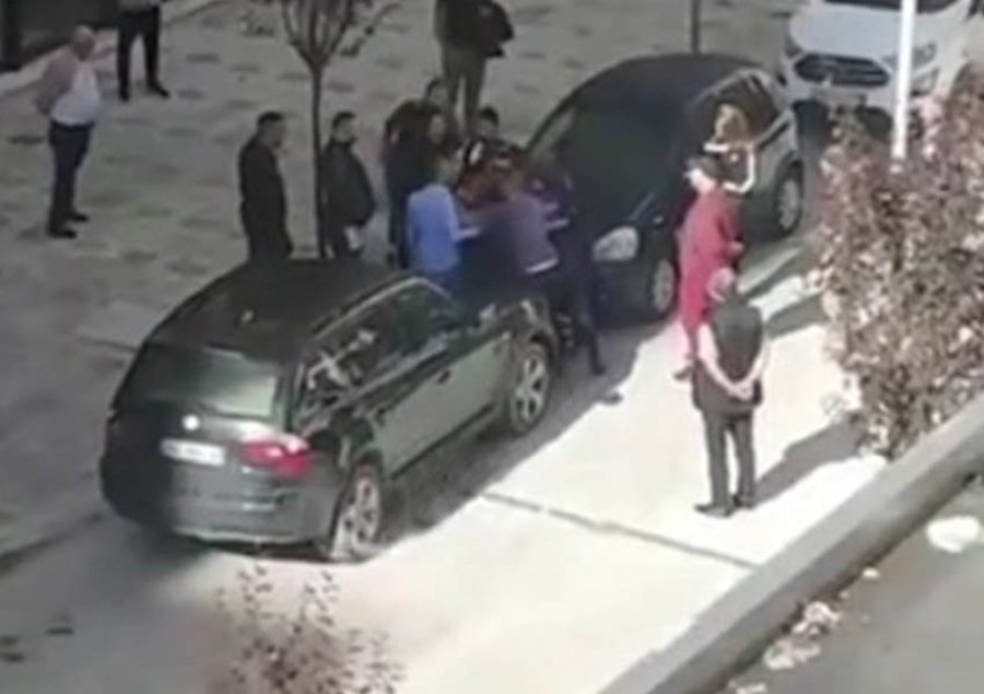 Disa të rinj “mbërthejnë” policët e patrullës i fyejnë dhe godasin! E pafalshme vonesa e ndihmës nga kolegët në Vlorë: (Video) Disa të rinj “mbërthejnë” policët e patrullës i fyejnë dhe godasin! E pafalshme vonesa e ndihmës nga kolegët në Vlorë: (Video)
