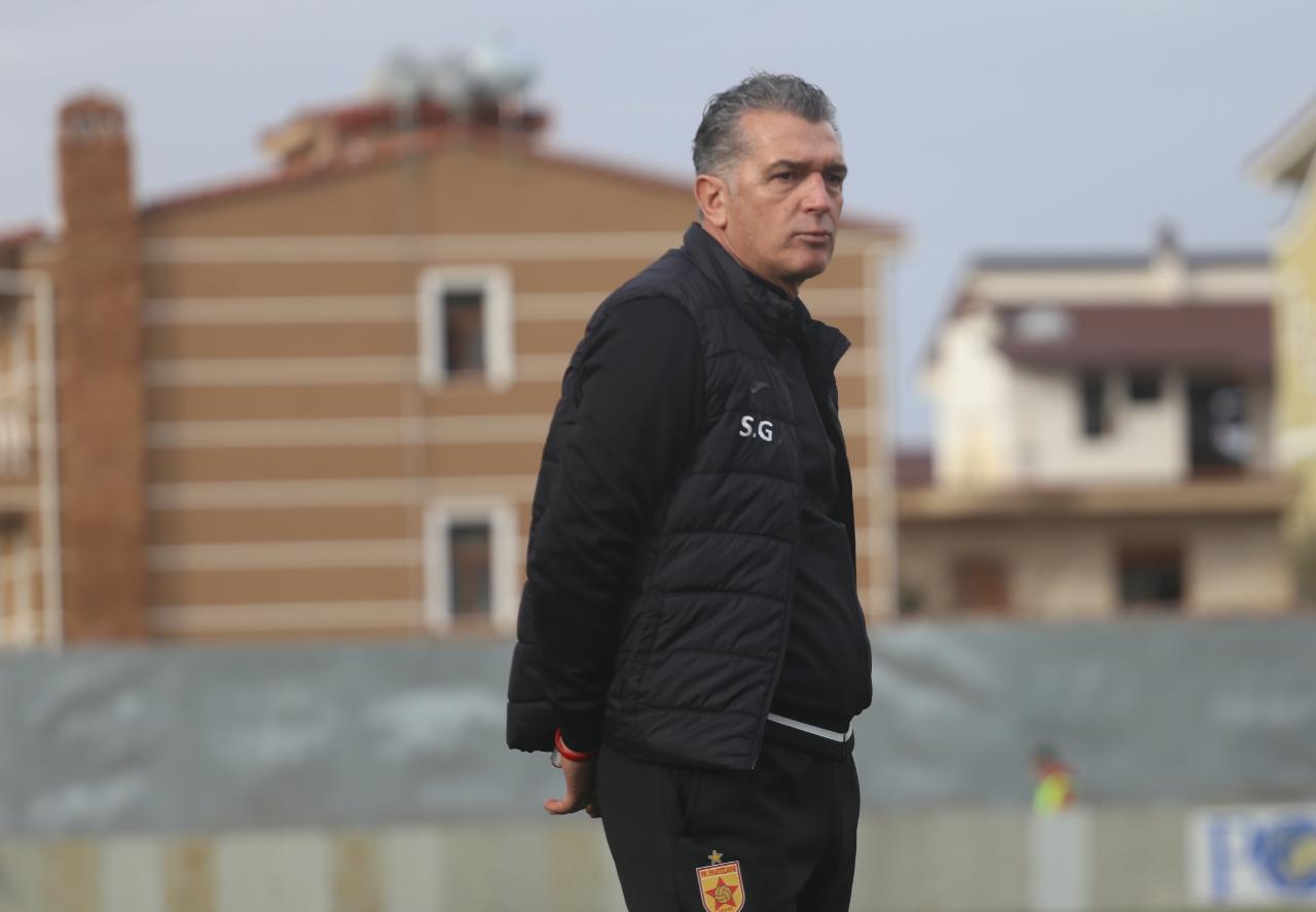 Trajneri i njohur shqiptar niset drejt Turqisë, virusi i ka prekur keq mushkëritë