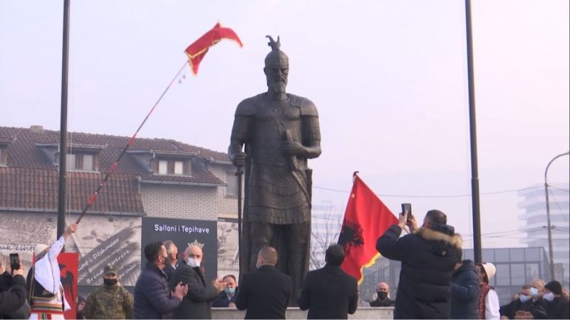 Prizrenit i kërkohet t’i heqë “Skënderbeun” 70 mijë eurosh dhe “Adem Jasharin” e frizerit