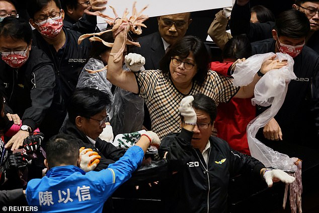 Përleshje masive në Parlament, shkak bëhet… mishi i derrit Përleshje masive në Parlament, shkak bëhet… mishi i derrit