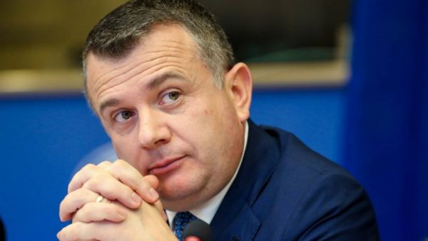 Balla ironi me Metën: Monës nuk i dalin numrat e të gjallëve, kurse Likja duhet të ngjallë të vdekurit Balla ironi me Metën: Monës nuk i dalin numrat e të gjallëve, kurse Likja duhet të ngjallë të vdekurit