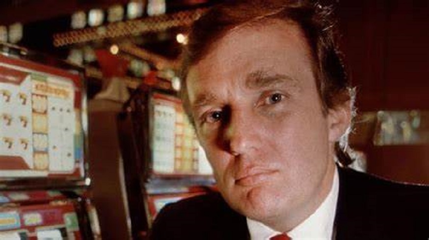 Gazetari tregon “sekretet” e familjes Trump: Trashëgimtar i një familje kriminale, nga bordellot tek raportet me mafian Gazetari tregon “sekretet” e familjes Trump: Trashëgimtar i një familje kriminale, nga bordellot tek raportet me mafian