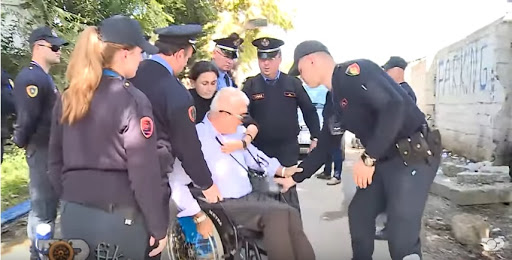 Gënjeshtrat e kryetarit formal të Opozitës për Personat me Aftësi të Kufizuara! Në qeverisjen e tij merrnin pagat duke protestuar e duke u goditur nga policia