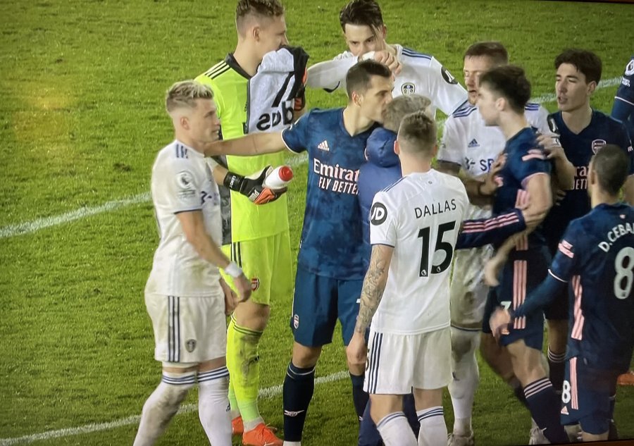 Përplasje mes lojtarëve në fund të ndeshjes në Premier League: Granit Xhaka mbron sulmuesin shqiptar dhe shtyn tutje shokun e skuadrës (Video)