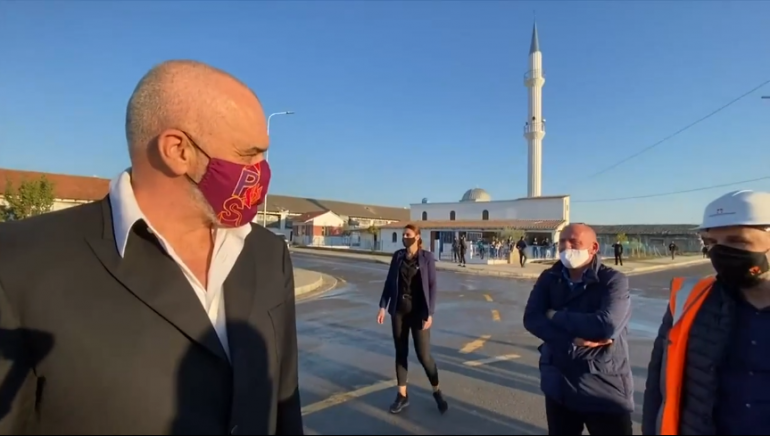 Rindërtimi në Kavajë, Rama thumbon PD: Shyqyr që doli një demokrat që i numëron tamam… Partia s’është mirë ë? Avash avash, ka kohë Rindërtimi në Kavajë, Rama thumbon PD: Shyqyr që doli një demokrat që i numëron tamam… Partia s’është mirë ë? Avash avash, ka kohë