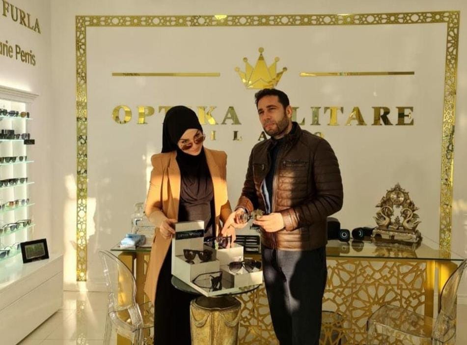 Elvis Naçi, hoxha me emër rokeri që blen spitale dhe shet syze Elvis Naçi, hoxha me emër rokeri që blen spitale dhe shet syze