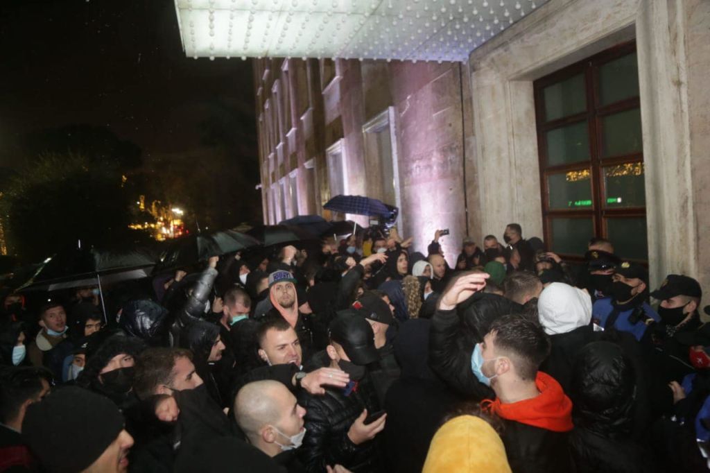 Ministria e Shëndetësisë: 8 policë dhe 2 protestues të lënduar. Njeri prej policeve, rrezikon humbjen e syrit Ministria e Shëndetësisë: 8 policë dhe 2 protestues të lënduar. Njeri prej policeve, rrezikon humbjen e syrit