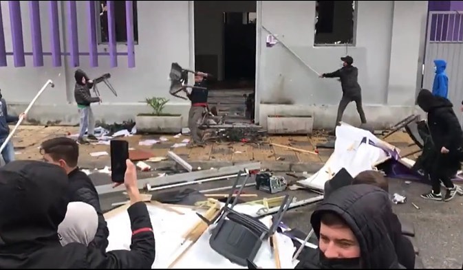 U dogj dhe u shkatërrua nga protestuesit, shikoni çfarë ndodhi brenda natës në selinë e PS-së, ja lajmi që jep Ilir Beqaj