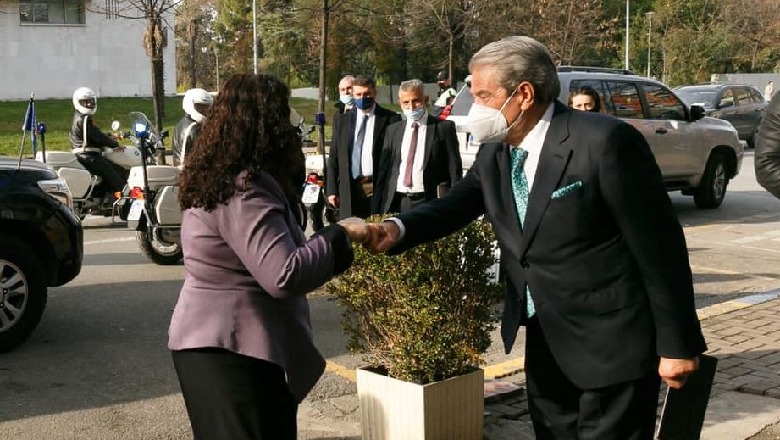 Retorika e luftës dhe komedia e paqes Retorika e luftës dhe komedia e paqes