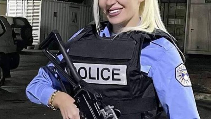 Policja bionde në Kosovë “çmend” mediat britanike: I dedikojnë profil, foto me kallash në dorë dhe uniformën blu