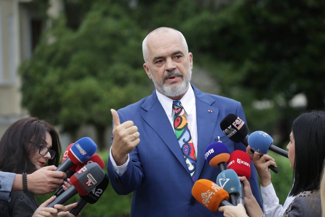 Rama poston foton e Rugovës përkrah Hashim Thaçit dhe jep mesazhin e fortë drejtuar të gjithëve Rama poston foton e Rugovës përkrah Hashim Thaçit dhe jep mesazhin e fortë drejtuar të gjithëve