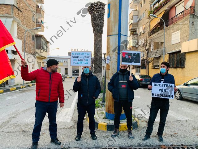 Protesta për Klodian Rashën, tubim i pazakontë në qytetin e Vlorës vetëm katër persona në protestë Protesta për Klodian Rashën, tubim i pazakontë në qytetin e Vlorës vetëm katër persona në protestë