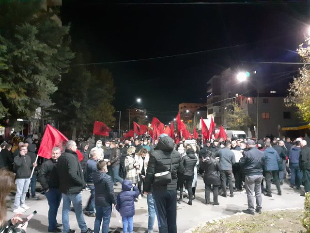 Edhe në Liushnje dhe Cerrik miltantët e PD-LSI-së protestuan gjoja për Klodianin por…paqësisht! Edhe në Liushnje dhe Cerrik miltantët e PD-LSI-së protestuan gjoja për Klodianin por…paqësisht!