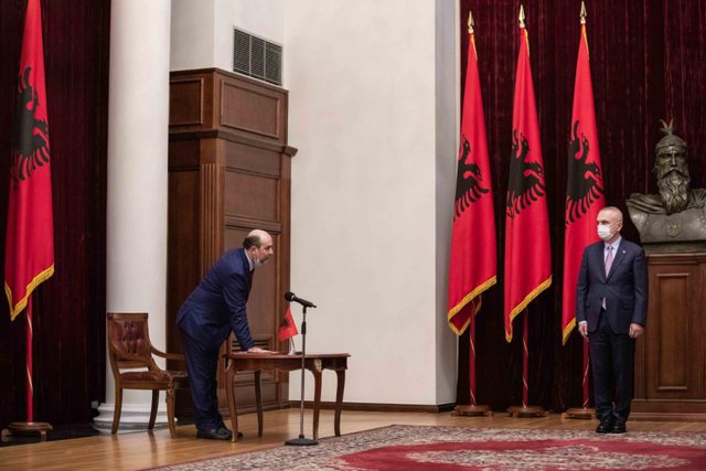 Betohet anëtari i ri i Gjykatës Kushtetuese, të pranishëm në Presidencë edhe Gramoz Ruçi me përfaqësuesin e SHBA