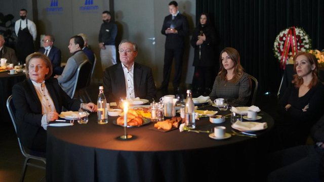 Humbi jetën nga Covid-19/ Familjarë, miq e politikanë kujtojnë ish-ministrin e Jashtëm, bën bashkë socialistë dhe demokratë. Kush foli në emër të familjes Humbi jetën nga Covid-19/ Familjarë, miq e politikanë kujtojnë ish-ministrin e Jashtëm, bën bashkë socialistë dhe demokratë. Kush foli në emër të familjes