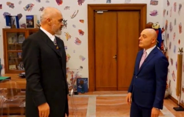 Nga kravatat shumëngjyrëshe deri tek mesazhi i veçantë i Zahos, kryeministri Rama tregon zyrën: Ju tregoj “drogën” time