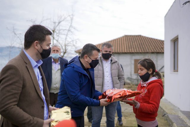 “I plotësuam dëshirën Gavjotës së vogël”/ Në ditën e Krishtlindjes, Taulant Balla i bën dhuratën e madhe kësaj familje, gjyshi shpërthen në lot dhe nuk i përmban emocionet “I plotësuam dëshirën Gavjotës së vogël”/ Në ditën e Krishtlindjes, Taulant Balla i bën dhuratën e madhe kësaj familje, gjyshi shpërthen në lot dhe nuk i përmban emocionet