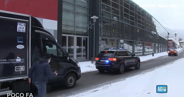 Pandemia/ Mediat italiane shkruajnë për “dhuratën” e madhe që kanë marrë për Krishtlindje, dalin pamjet e fugonave të blinduar dhe nën sigurinë e Policisë të mbushur plot me…