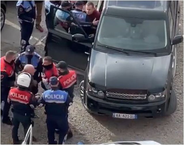 Grushta me të birin nga Liqeni, shoqërohet në polici ish-gjyqtari i Gjykatës së Apelit Tiranë me pasuri gati 2 milion euro (Video) Grushta me të birin nga Liqeni, shoqërohet në polici ish-gjyqtari i Gjykatës së Apelit Tiranë me pasuri gati 2 milion euro (Video)