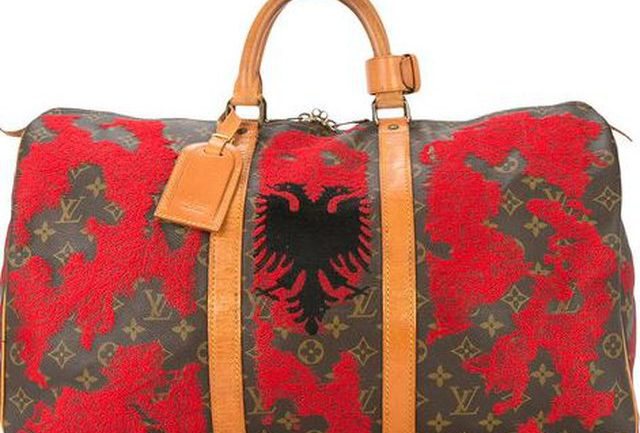 Marka prestigjoze ‘Louis Vuitton’ nxjerr në shitje çantën me flamurin shqiptar, zbuloni çmimin sa kushton