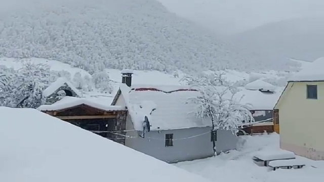 Dëbora zbardh veriun e vendit, ja zonat ku ka arritur mbi 30 centimetër! ARRSH: Të gjitha akset të kalueshme pa zinxhirë