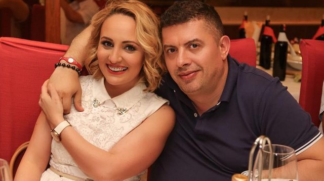 “Nuk e dija”! Juliana Pasha rrëfen kur e mësoi se bashkëshorti i saj ishte i divorcuar dhe baba i një vajze: U dashurova me shikim të parë! “Nuk e dija”! Juliana Pasha rrëfen kur e mësoi se bashkëshorti i saj ishte i divorcuar dhe baba i një vajze: U dashurova me shikim të parë!