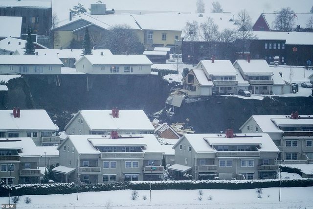 Pamje të frikshme në Norvegji/ Toka ‘përpin’ një pjesë të qytezës, shtëpitë mbulohen nga balta