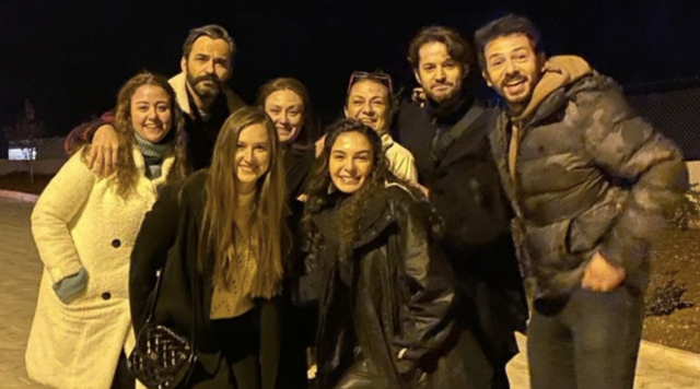 E papritura ndodh në mes të xhirimeve në një nga serialet më të ndjekura të momentit, trasmetohet në Shqipëri dhe shikohet në më shumë se 100 shtete të botës E papritura ndodh në mes të xhirimeve në një nga serialet më të ndjekura të momentit, trasmetohet në Shqipëri dhe shikohet në më shumë se 100 shtete të botës