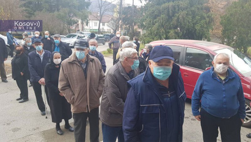 Fillon vaksinimi kundër COVID-19 i serbëve në veri të Kosovës, radhë të gjata që presin për të marrë vaksinën e Pfizer