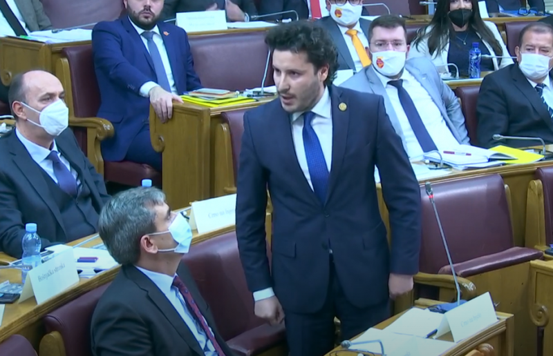 Mori postin e rëndësishëm në qeverinë e re të Malit të Zi, shqiptari Dritan Abazoviç ‘shkund’ Kuvendin me fjalimin e tij: Si mund të mos kesh turp? (Video)