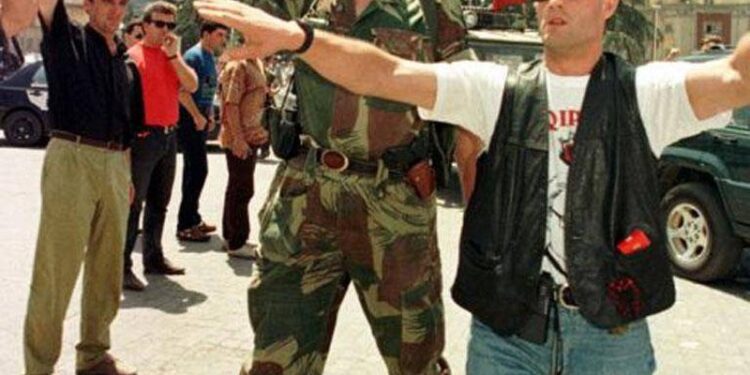 Spartak Braho zbulon takimin me Leka Zogun, “bashibozukët” që e ruanin, bisedat për vota në Parlament dhe kthimi i armëve të bllokuara në Rinas Spartak Braho zbulon takimin me Leka Zogun, “bashibozukët” që e ruanin, bisedat për vota në Parlament dhe kthimi i armëve të bllokuara në Rinas