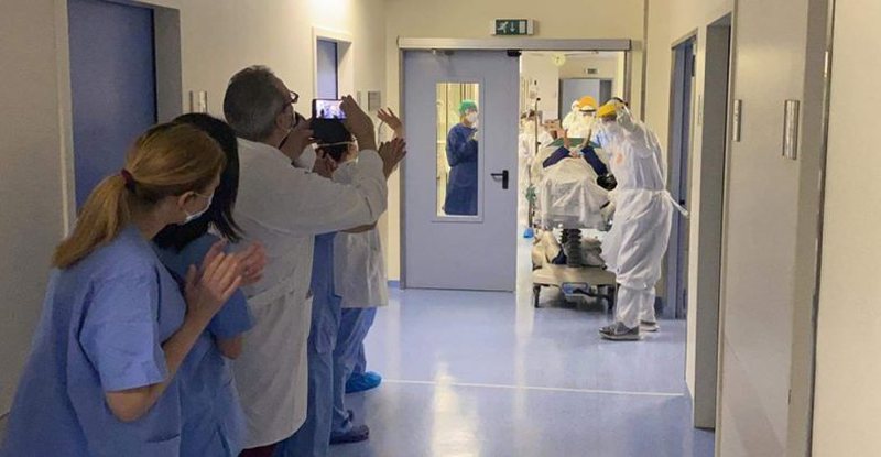 Emocionuese/ Del nga terapia intensive 8-vjeçari i prekur nga COVID-19, shihni si pritet mes lotëve e duartrokitjeve nga mjekët e familjarët (Video) Emocionuese/ Del nga terapia intensive 8-vjeçari i prekur nga COVID-19, shihni si pritet mes lotëve e duartrokitjeve nga mjekët e familjarët (Video)