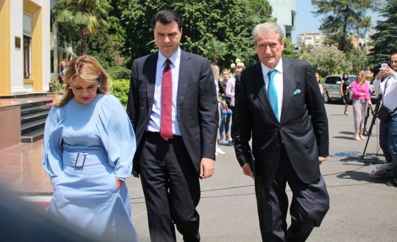 Meta-Berisha përplasje të forta me Bashën, presidenti i çon emisarë për fatin e LSI, ish-kryeministri kërkon dhunë si më 20 shkurt 1991 Meta-Berisha përplasje të forta me Bashën, presidenti i çon emisarë për fatin e LSI, ish-kryeministri kërkon dhunë si më 20 shkurt 1991