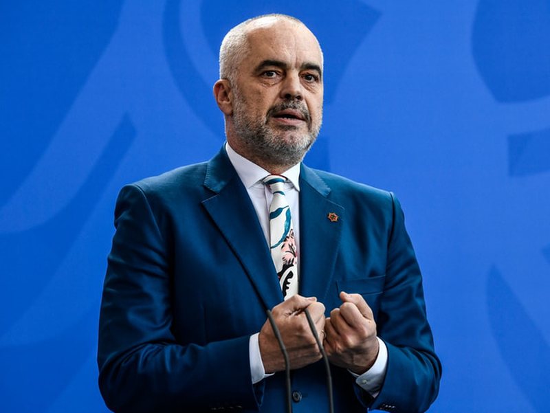 “Kujdes keni bërë 3 faulle”, Rama ‘zhvishet’ nga posti i kryeministrit (Pamjet po bëjnë xhiron në rrjet) “Kujdes keni bërë 3 faulle”, Rama ‘zhvishet’ nga posti i kryeministrit (Pamjet po bëjnë xhiron në rrjet)