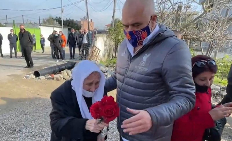 “Jam e fortë se…”, nëna e moshuar përlotet kur merr në duar çelësin e shtëpisë dhe bën gjestin emocionues “Jam e fortë se…”, nëna e moshuar përlotet kur merr në duar çelësin e shtëpisë dhe bën gjestin emocionues