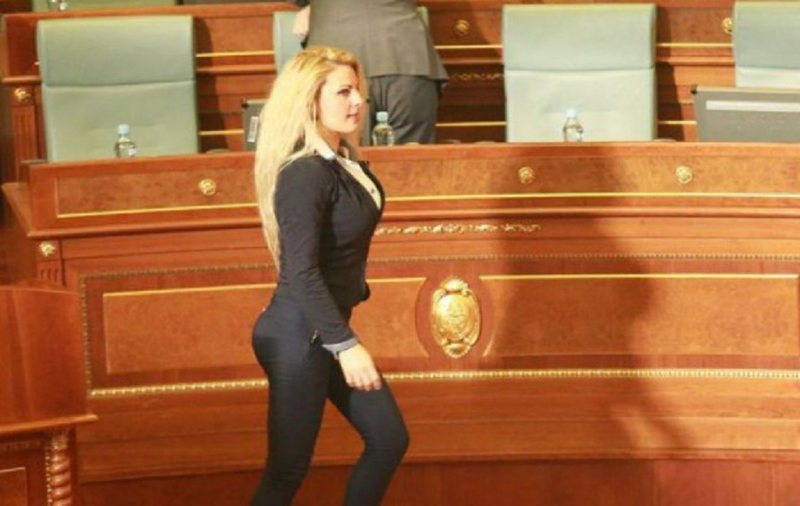 Gazeta gjermane e cilësoi si më të bukurën në Ballkan, deputetja shqiptare tregon politikanin më “hot” të cilit nuk i reziston dot Gazeta gjermane e cilësoi si më të bukurën në Ballkan, deputetja shqiptare tregon politikanin më “hot” të cilit nuk i reziston dot