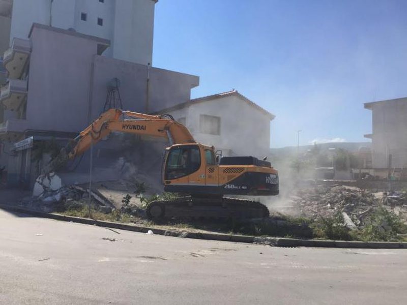 IKMT zbarkon në një tjetër zonë, nis operacioni për prishjen e 30 objekteve…në Gjirin e Lalëzit IKMT zbarkon në një tjetër zonë, nis operacioni për prishjen e 30 objekteve…në Gjirin e Lalëzit