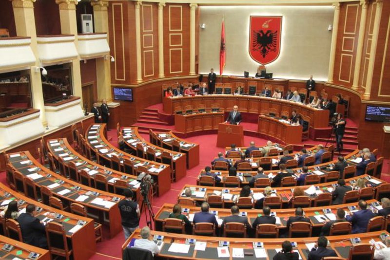 “Jam deputet s’ka polici që më arreston mua”, zonja e moshuar i zë rrugën dhe ‘ia numëron një për një’ para të gjithëve: Edhe President të jesh s’do futesh pa radhë! Video që po shpërndahet me shpejtësi