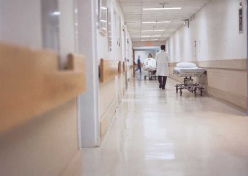 Ndalohen 3 infermiere shqiptare dhe 2 bullgare në spitalin e Janinës në Greqi: Policia befasohet nga ajo që mëson për to